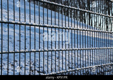 Ein Zaun im Winter Stockfoto