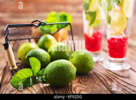 Frische Getränk mit Limette und Minze, Foto Stockfoto