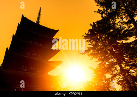 Silhouette japanischer Schrein Sunset Sunny sky für Travel Poster in Kofukuji Temple Nara Stockfoto