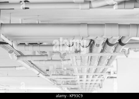 Wasser Rohrleitungsplanung, Clean line Bewässerung Transportsystem im Gebäude Stockfoto