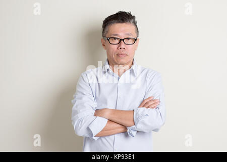 Portrait von Ausgereiften asiatischen männliche Menschen Arme gekreuzt Stockfoto