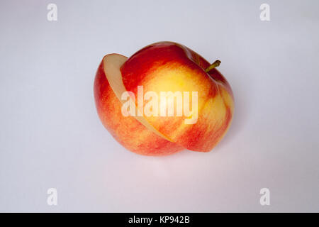 Schön, bewusst und lecker Schnitt Apple auf weißem Hintergrund Stockfoto