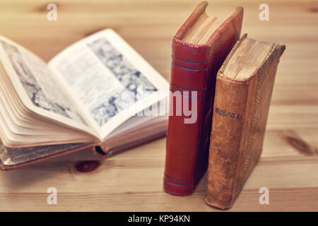 Alten missale. Alte Messe Bücher mit Lederbezug auf rustikalen Holztisch. Stockfoto