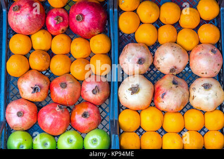 Orangen, Äpfel und Granatäpfel an einem Markt Stockfoto