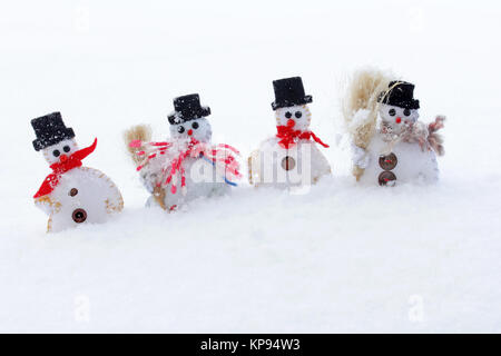 Vier Schneemänner im kalten Schnee Stockfoto