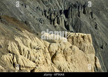 Die Beschaffenheit der Felsen ist leuchtend Gelb und Grau. Stockfoto