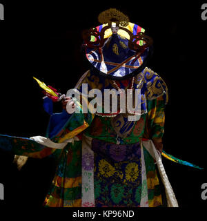 Buddhistischer Mönch in festliche Ritual Bekleidung bei einer heiligen Zeremonie im Kloster. Stockfoto