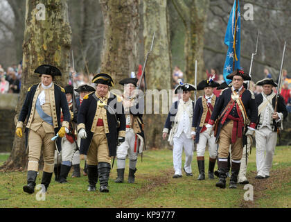 WASHINGTON CROSSING, PA - 25 Dezember: Jeden Dezember tausende an den Ufern des Delaware River sammeln die Wiederinkraftsetzung von General George WashingtonÕs gewagte Weihnachten Fluss zu beobachten. Während dieses familienfreundliche Veranstaltung, mehrere Hundert reenactors im Kontinentalen militärischen Kleid zu einem inspirierenden Rede von Washington hören und dann über den Fluss in Replik Durham boote Zeile am 31. August 2012 in New York City. Personen: General George Washington Stockfoto