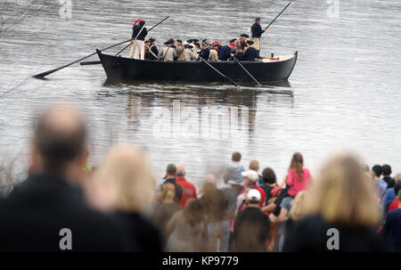 WASHINGTON CROSSING, PA - 25 Dezember: Jeden Dezember tausende an den Ufern des Delaware River sammeln die Wiederinkraftsetzung von General George WashingtonÕs gewagte Weihnachten Fluss zu beobachten. Während dieses familienfreundliche Veranstaltung, mehrere Hundert reenactors im Kontinentalen militärischen Kleid zu einem inspirierenden Rede von Washington hören und dann über den Fluss in Replik Durham boote Zeile am 31. August 2012 in New York City. Personen: General George Washington Stockfoto