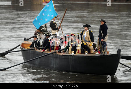 WASHINGTON CROSSING, PA - 25 Dezember: Jeden Dezember tausende an den Ufern des Delaware River sammeln die Wiederinkraftsetzung von General George WashingtonÕs gewagte Weihnachten Fluss zu beobachten. Während dieses familienfreundliche Veranstaltung, mehrere Hundert reenactors im Kontinentalen militärischen Kleid zu einem inspirierenden Rede von Washington hören und dann über den Fluss in Replik Durham boote Zeile am 31. August 2012 in New York City. Personen: General George Washington Stockfoto