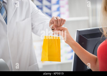 Apotheker, Arzneimittel an Kunden Stockfoto