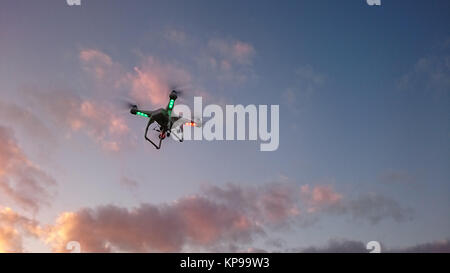 Silhouette von drohne am Abend Himmel Stockfoto