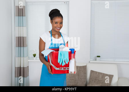 Frau mit Korb und Reinigung. Stockfoto