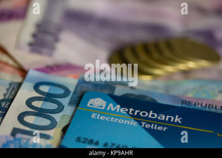 Philippinische Metrobank ATM Karte mit Pes Banknoten und Münzen Stockfoto