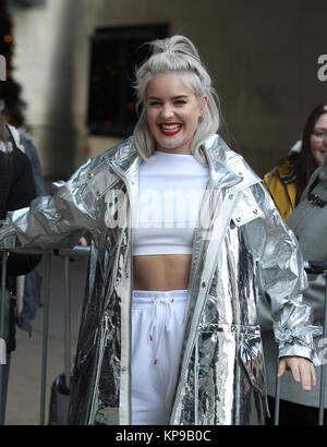 London, Großbritannien. 12. Dezember, 2017. Anne-Marie Rose Nicholson, professionell wie Anne-Marie gesehen bei der BBC Radio One Studios in London gesehen bekannt Stockfoto