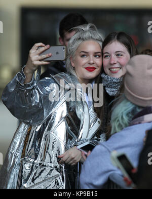 London, Großbritannien. 12. Dezember, 2017. Anne-Marie Rose Nicholson, professionell wie Anne-Marie gesehen bei der BBC Radio One Studios in London gesehen bekannt Stockfoto