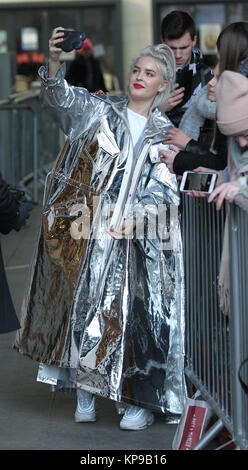 London, Großbritannien. 12. Dezember, 2017. Anne-Marie Rose Nicholson, professionell wie Anne-Marie gesehen bei der BBC Radio One Studios in London gesehen bekannt Stockfoto