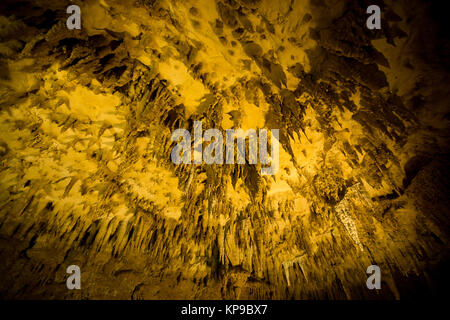 Stalaktiten in Gyukusendo Höhle Stockfoto