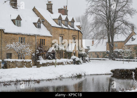 Lower Slaughter Dorf während es schneit im Dezember. Lower Slaughter, Cotswolds, Gloucestershire, England Stockfoto