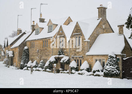 Lower Slaughter Dorf während es schneit im Dezember. Lower Slaughter, Cotswolds, Gloucestershire, England Stockfoto