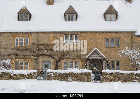 Lower Slaughter Village Cottages während es schneit im Dezember. Lower Slaughter, Cotswolds, Gloucestershire, England Stockfoto