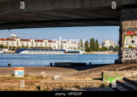 Der Stadt Wien im Rahmen des Kaiserlichen Brücke (Reichsbrücke) an der Donau in Österreich. Stockfoto