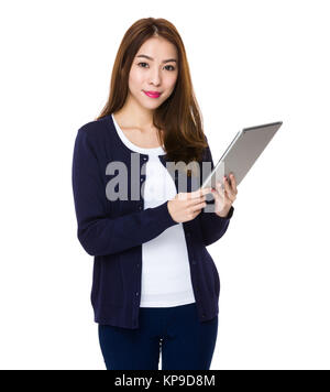 Asiatische junge Frau die Verwendung des Tablet-PC Stockfoto