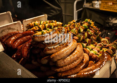 Wurstwaren und Spieße auf Grill Stockfoto