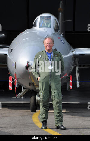 Mike Davis vor dem kurzen Canberra PR9-Flugzeug, das von der Midair Squadron betrieben wird. Die Royal Air Force, die RAF-Fotoaufklärungsflugzeuge Stockfoto