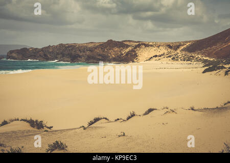 Ein Blick auf die Playa de las Conchas, einem wunderschönen Strand auf La Graciosa, eine kleine Insel in der Nähe von Lanzarote, Kanarische Inseln, in der Mitte des Atlantischen Ozeans. Stockfoto