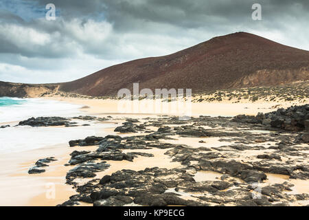 Ein Blick auf die Playa de las Conchas, einem wunderschönen Strand auf La Graciosa, eine kleine Insel in der Nähe von Lanzarote, Kanarische Inseln, in der Mitte des Atlantischen Ozeans. Stockfoto