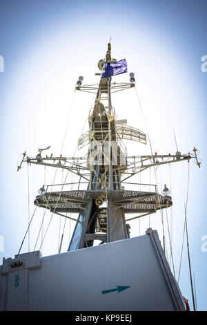 Mast und Radar auf Schlachtschiff Stockfoto