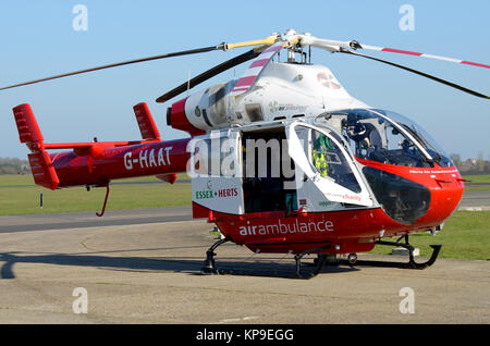 Essex und Herts Air Ambulance MD 900 Explorer G-HAAT Hubschrauber, bereit auf dem North Weald Airfield, Essex, Großbritannien Stockfoto