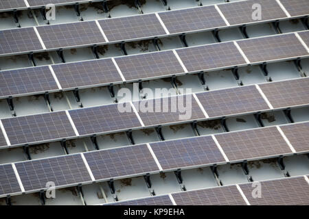 Solarkraftwerk auf dem Dach Stockfoto