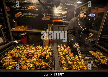 Weihnachten fast food Kiosk mit gegrilltem Fleisch am Altstädter Ring in Prag, Tschechische Republik, 2. Dezember 2017 Stockfoto