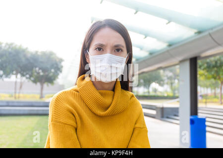 Frau trägt Gesichtsmaske Stockfoto