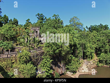 Mena Creek Falls zurück über Paronella Park von oben auf der Hängebrücke Stockfoto