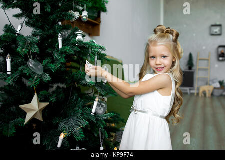 Weihnachten Tabelle: Messer und Gabel, Serviette und Weihnachtsbaum Zweig auf einen hölzernen Tisch. Das neue Jahr Einrichtung der festlichen Tisch. Weihnachten Hintergrund. Stockfoto