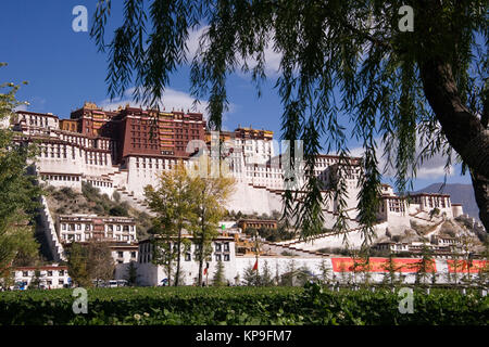 Der Potala Palast in der Stadt Lhasa in Tibet der Volksrepublik China. Stockfoto