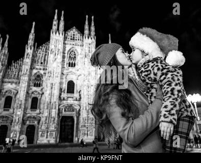 Lustige Weihnachten Reise mit der Familie nach Mailand, Italien. moderne Reisende für Mutter und Kind in Mailand zu küssen Stockfoto