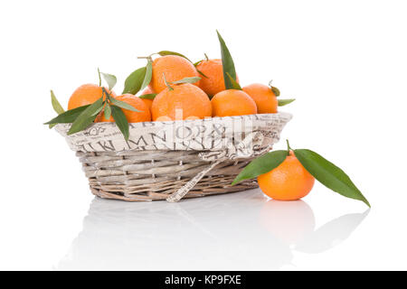 Mandarinen in weißem Holz Korb isoliert auf weißem Hintergrund. Frische reife Früchte Hintergrund. Stockfoto