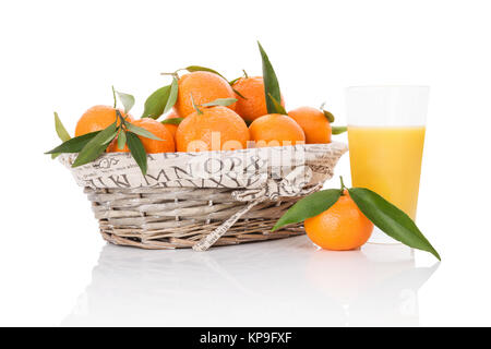 Mandarinen in weißem Holz Korb isoliert auf weißem Hintergrund. Frische reife Früchte Hintergrund. Stockfoto