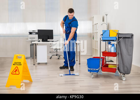 Hausmeister wischen Stock im Büro Stockfoto