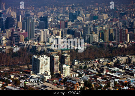 Hohe Ansicht der Stadt von Santiago in Chile, Südamerika. Stockfoto