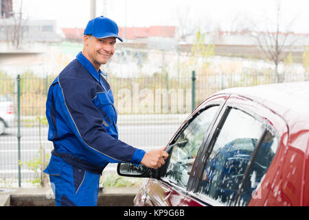 Serviceman Reinigung Auto Fenster Service Station Stockfoto