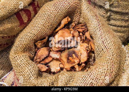 Sack Sand Ingwer Hintergrund am Markt auf dem hölzernen Tisch, aromatischer Ingwer, Auferstehung Lily Stockfoto