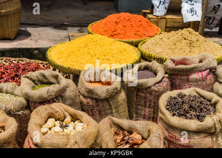 Säcke aus chinesischen Kräutern auf dem Markt, Bohnen, Nüsse, Getreide und Curry Befugnisse Stockfoto