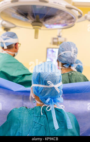 Op-Team in einem Operationssaal, Frankreich. Stockfoto