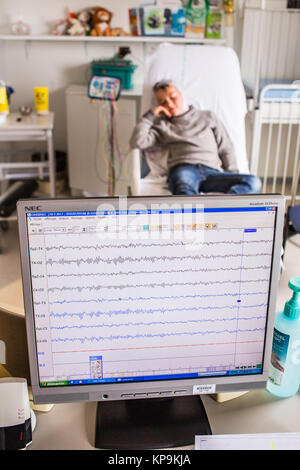 Kind in einem Elektroenzephalogramm (EEG), Epilepsie Screening, Angouleme, Frankreich. Stockfoto