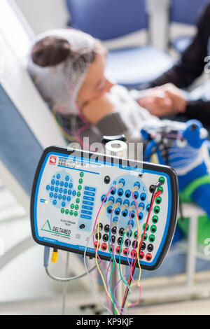 Kind in einem Elektroenzephalogramm (EEG), Epilepsie Screening, Frankreich. Stockfoto